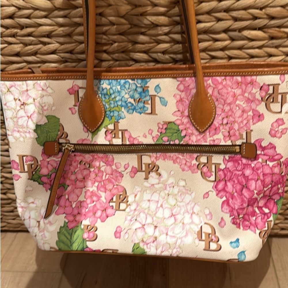 DOONEY & BOURKE Hydrangeas Monogram Tote Bag - Picture 5 of 10